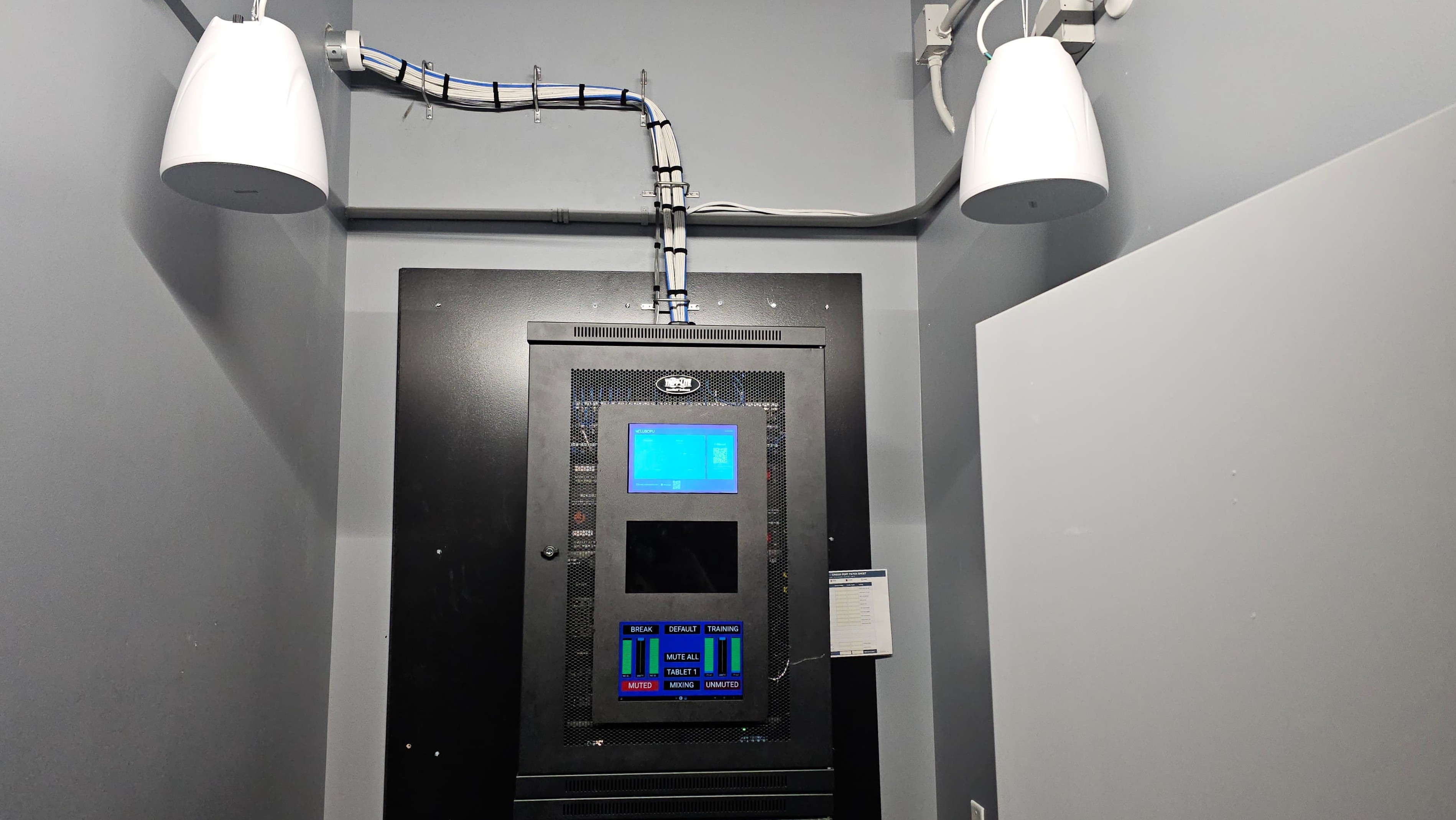 Structured cabling rack with cable management